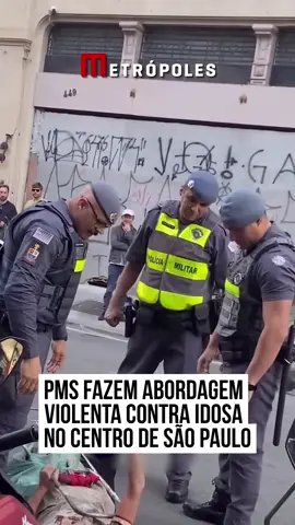Um vídeo que circula nas redes sociais, publicado nessa segunda-feira (23/5) por uma influenciadora, mostra a abordagem de três #policiaismilitares contra uma idosa no centro de #SãoPaulo. Em determinado momento, um dos PMs chuta com violência o carrinho de feira que a mulher de origem asiática carregava, enquanto ela estava no chão. O caso aconteceu na Rua Florêncio de Abreu, no Centro Histórico de São Paulo, e foi registrado pela influencer Sarah Abravanel. Nas imagens, um dos policiais fala para a senhora “vir com o carrinho”. Ela grita “não” e puxa o objeto para si, enquanto também carregava uma sacola com pepinos. Nesse momento, dois agentes tentam tirar o carrinho de suas mãos, e a idosa se deita no chão para se proteger, tentando chutar um dos policiais. Em seguida, ela começa a falar uma língua estrangeira e a gesticular contra os policiais, que a cercam. Então, o mesmo policial que havia falado com a mulher anteriormente diz: “A senhora está no Brasil e tem que seguir as leis do Brasil”. Quando a mulher se levanta e fica de joelhos na via pública, ela joga o carrinho deitado contra as pernas de um dos agentes, que chuta o objeto com violência para longe e o apreende em seguida. O Metrópoles procurou a Secretaria da Segurança Pública (SSP) em busca de um posicionamento sobre a abordagem da PM, mas não houve retorno. O espaço está aberto para manifestação. #tiktoknotícias