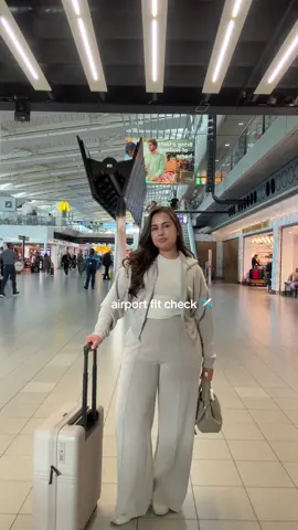 Quick fit check at the airport. Comfy set is from @OYSHO 🤍  #airportoutfits #outfitcheck #traveloutfit #outfitideas #traveltiktok #OOTD #fitcheck 
