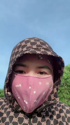 Tuyển rể giúp mẹ phun thuốc ….?