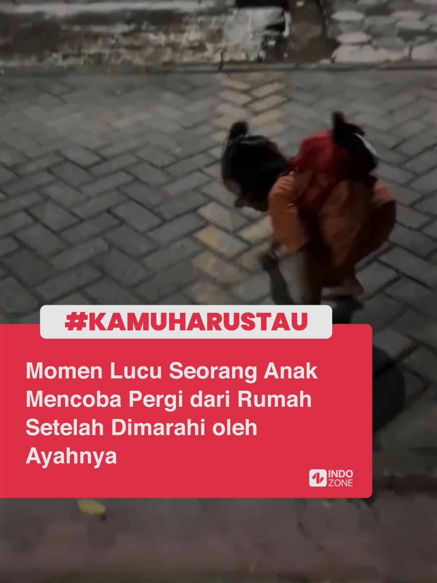 Sebuah momen manis terekam saat seorang anak memutuskan untuk kabur dari rumah setelah dimarahi oleh ayahnya karena mencoret-coret lantai. Dengan langkah kecil namun penuh tekad, anak itu pergi meninggalkan rumah, mungkin berharap mendapat perhatian atau meluapkan rasa kecewanya. Tak lama kemudian, sang ayah pun menyusul anaknya dengan penuh kesabaran dan kasih sayang. Ia mencoba membujuk dan merayu sang anak untuk pulang, namun sang anak tetap bersikukuh menolak ajakan itu. Tetapi, saat sang ayah menggandeng tangannya, ia pun luluh dan akhirnya bersedia pulang. Sesampainya di rumah, sang ayah tidak menunjukkan amarah, melainkan justru bersikap penuh kelembutan. Ia dengan penuh perhatian membersihkan kaki anaknya yang kotor karena berjalan tanpa alas kaki, sembari memberikan nasihat dengan tenang. Video: TikTok/wuririanananana [Baca berita dan informasi menarik lainnya hanya di www.indozone.id]