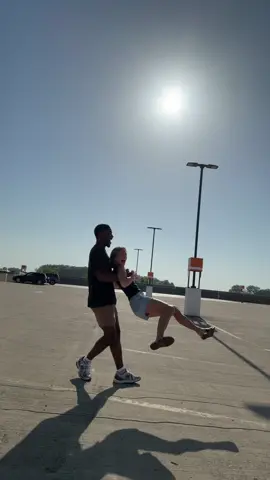 🧍🏾‍♂️💞🧍🏻‍♀️