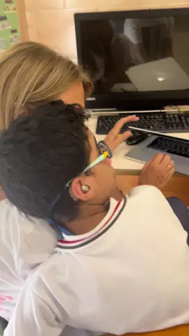 Despedimos un curso y con ello a nuestros niños y niñas que nos hemos acompañado a lo largo de estos meses. Seguro que hemos dejado huella en cada personita. A veces habremos metido la pata, otras veces habremos cambiado de rumbo, otras habremos acertado.   Estoy segura que lo hemos hecho lo mejor que hemos sabido, porque entre otras cosas las maestras somos lo que somos. Personas que intentan poner los mejores recursos para hacer crecer a otros. Yo lo que me llevo siempre es mucho cariño y mucho aprendizaje de todo lo que estas criaturas me enseñan cada día. GRACIAS MIS NIÑOS. Os echaré mucho de menos 🥰❤️ #logopedia #grafismosfonéticos #recursoseducativos #audicionylenguaje #aulaal #maestraespecial #aulapt #educacioninfantil #trastornodellenguaje #aprenderaleer #fonoaudiología #terapiadellenguaje