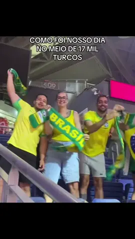 Torcida brasileira na Turquia no vôlei na VNL - nossas histórias: foi um dia único hahaha obs: sou péssima em edição de vídeo  #vnl #torcida #volleyball #volei #voleibrasil #cbvolei #torcedores #voleibrasil #ligadasnacoesdevolei #ligadasnacoes #ligadasnacoes2025