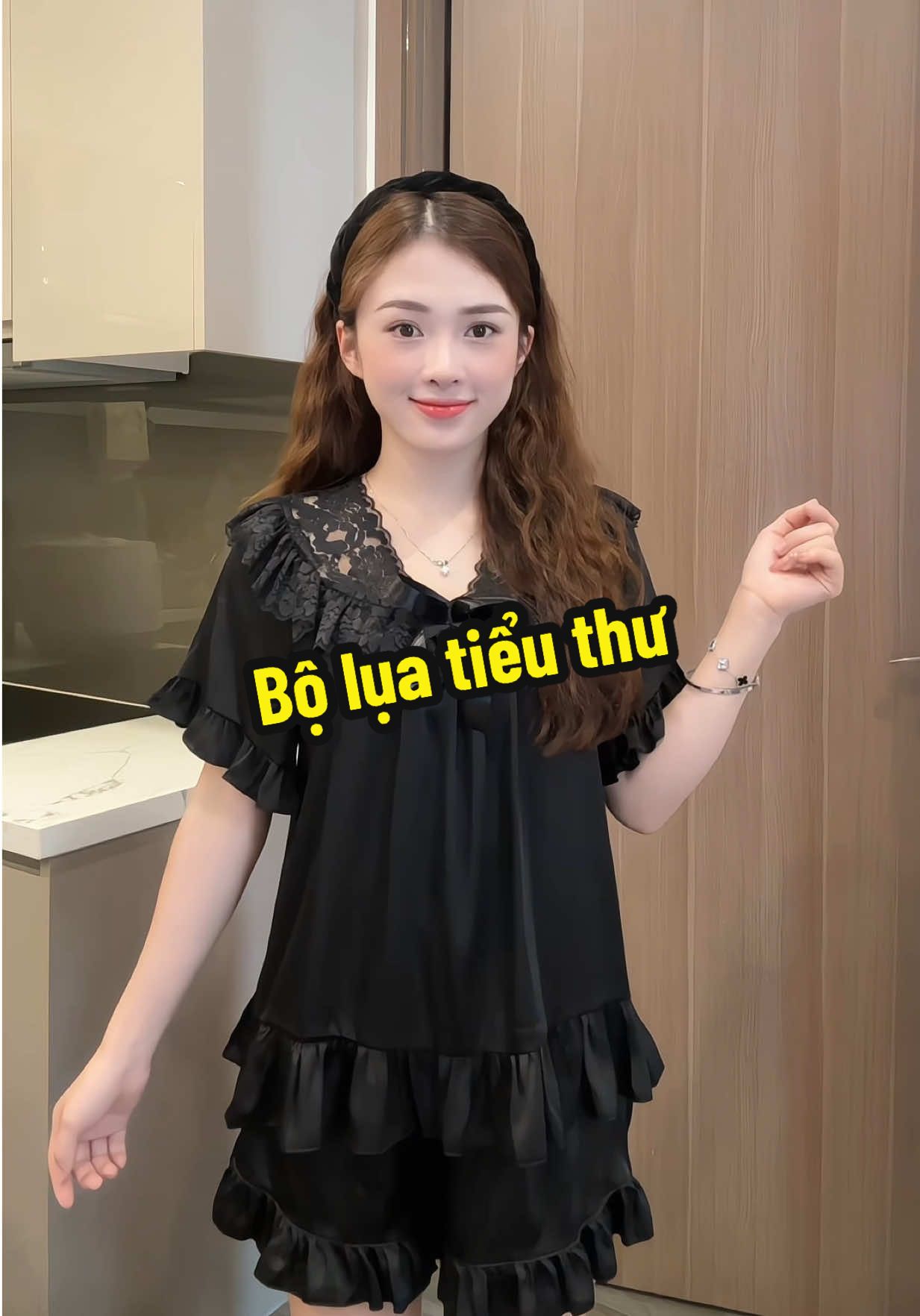 Bộ này xinh thật ấyyy😭Nhất định phải m u a màu đennn nhé chị em ơiiiii #landaulamvo 