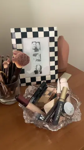fell in love with @Carleigh Hunter’s crystal swan makeup bowl & wanted to mix things up with a thrifted piece I had on hand ✨ 