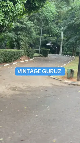 Vintage GURUZ #darenslattfromdawick #fashiontiktok #vintageclothes #thethriftshop #thrifting #plug #kampala_uganda🇺🇬🇺🇬🤝 #clothing #streetwear #baggypants #styletips #vintagefashion #hoodies #jacket #vintage #vintagejacket 