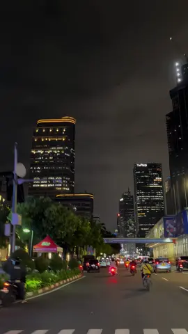 Vespaan sambil keliling jakarta seru banget🥺🖤 #jakarta #citylight #fypシ 
