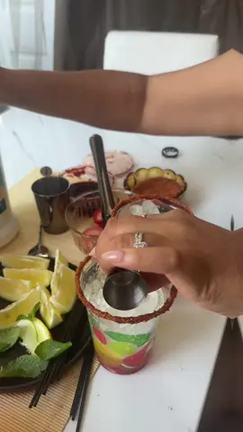 🍹 Este trago es perfecto para prender el ambiente y disfrutar el verano como se debe. #FoodieLatina #SummerReels #DrinkTok #MexicanStyle #LatinFlavor