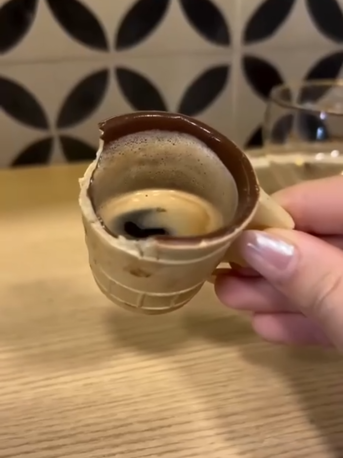☕🍫 Achadinho dos sonhos: café + chocolate! Já viu esse copo comestível feito de chocolate? Você toma o café e depois come a xícara! 😍 ⠀ ✨ Perfeito pra deixar o momento do café ainda mais especial 🍫 Chocolate de verdade, super saboroso 🎁 Ótima ideia de presente criativo ⠀ Quem ama café e doce vai surtar com essa delícia! ⠀ 🛒 Link nos comentários/bio — aproveita enquanto tem estoque! ⠀ #AchadinhosShopee #CopoComestível #CaféComChocolate #IdeiaCriativa #AchadoDoDia #shopeebrasil 