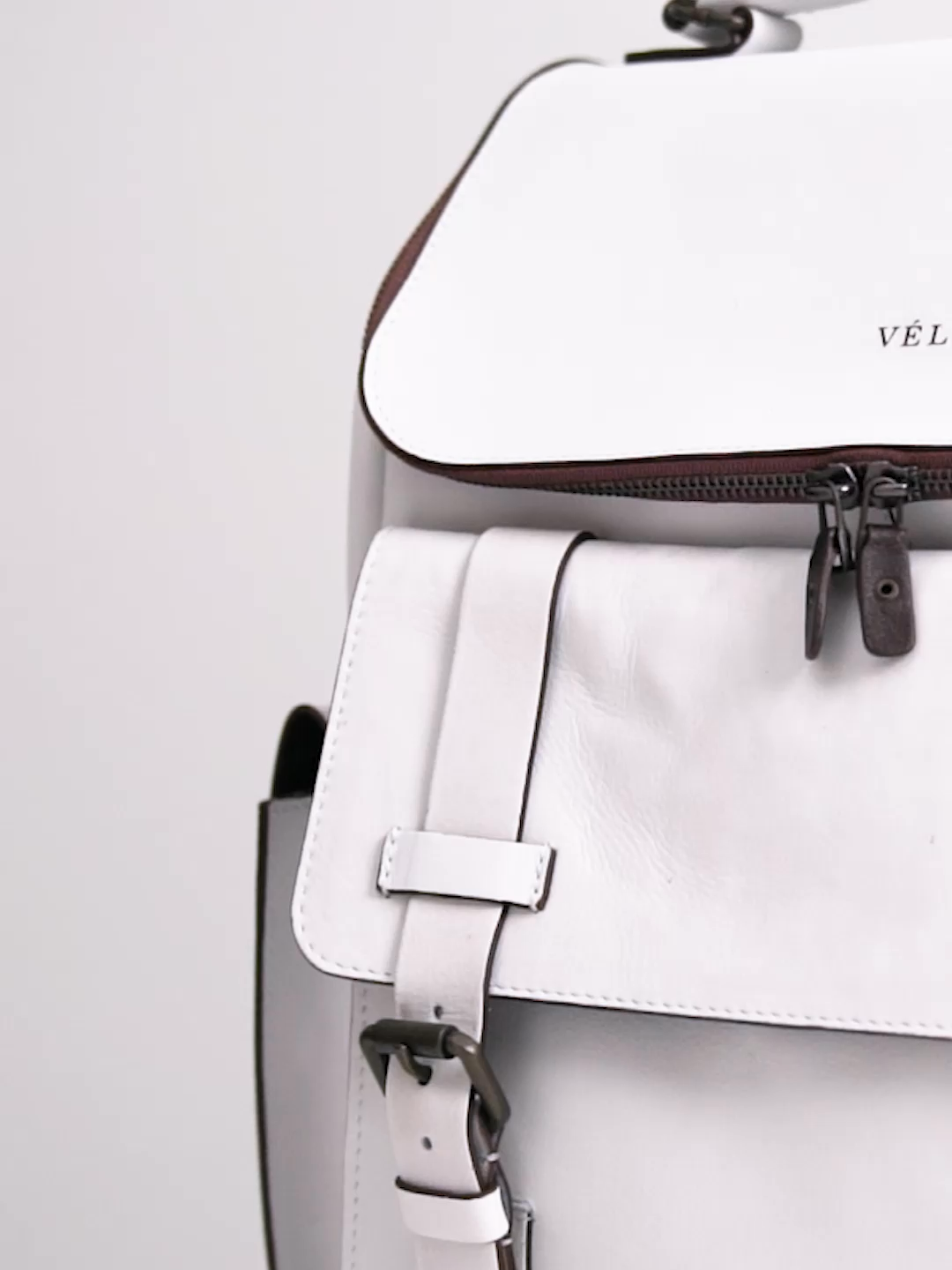 Uno de nuestros productos insignia intervenido por nuestro taller de personalización🤎 #fashion #Vélez #artisan