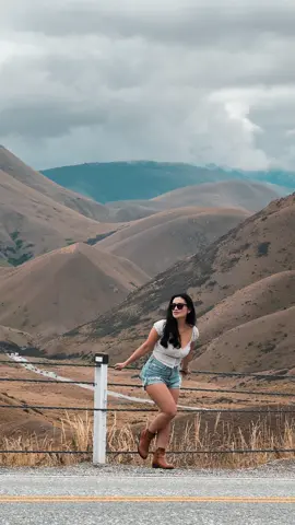 One of the best road exist on earth  🥹😍 📍Lindis Pass - New Zealand  ——————————————— #viral #tiktok #model #doktercantik #travel #newzealand #lindispass 