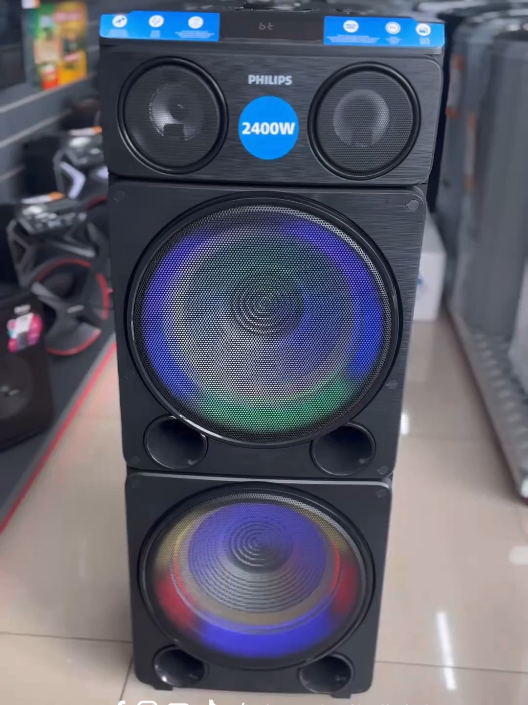 🔊 Quer potência de verdade nas suas festas? Conheça a Caixa de Som Philips 2400W e vire a estrela do rolê! 2400W de potência com graves potentes Efeitos de DJ, entradas para microfone e guitarra 🎤🎸 Bluetooth e painel intuitivo Função TWS: conecte duas e leve o som ao máximo 🎶 Do karaokê ao batidão, ela manda bem em tudo! #Philips2400W #SomQueAgita #LojasEdmil #FestaGarantida