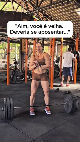 Idade continua sendo só um número por aqui. E por ai?  #trendingvideo #viralvideos #snatch #crossfit #mulheresde40 