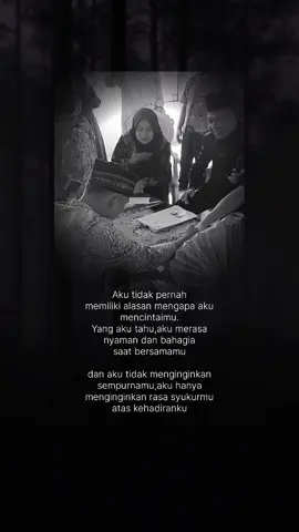 Suasana bahagia dan haru nampak pada prosesi ijab dan qabul antara Deny Pratama dan Dewi Setiana di ruang balai nikah KUA setempat. Tidak seperti layanan pernikahan biasanya, pada Selasa (24/06/2025) pagi KUA Kapanewon Temon memberikan layanan fasilitas untuk menjemput calon pengantin di Desa Sindutan Kalurahan Temon. Hal tersebut dilaksanakan guna menyukseskan dan mendukung program inovasi Kankemenag Kulon Progo yakni Lenteraku (Layanan Efektif untuk Kelompok Rentan Kemenag Kulon Progo). Pelaksanaan penjemputan calon pengantin merupakan wujud KUA Kapanewon Temon dalam upaya meningkatkan efektifitas pelayanan inklusi terhadap kelompok rentan. Kedua mempelai merupakan penyandang disabilitas tunawicara dan tunarungu.  Penghulu KUA setempat Djamaah, S.Ag. setelah memimpin akad nikah memberikan nasihat kepada pasangan calon pengantin agar selalu saling menyanyangi dan menerima kekurangan dan kelebihan pasangan dalam mengarungi kehidupan. Diakhir acara juga diserahkan dokumen pasca nikah bantuan dari Baznas Kabupaten Kulon Progo berupa tambahan modal usaha kepada calon pengantin. Dan juga kado dari Dindukcapil berupa perubahan dokumen terbaru.  #kuatemon  #kua_temon #kemenagkulonprogo  #kemenagkulonprogo