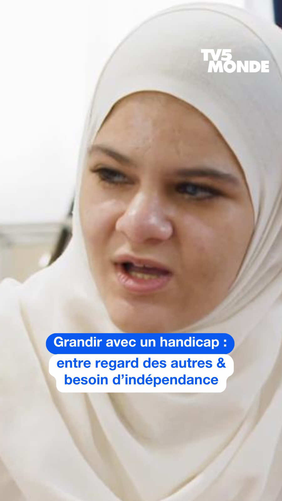 « On me disait toujours : c’est mieux pour toi… On ne me laissait jamais choisir, simplement parce que je suis malvoyante. » 😔 Et si on laissait enfin les personnes handicapées décider pour elles-mêmes ? ✊ Un témoignage à découvrir dans « Story Privée », sur @tv5mondeplus  📲 #storyprivee #handicap #tv5monde #tv5mondeplus 