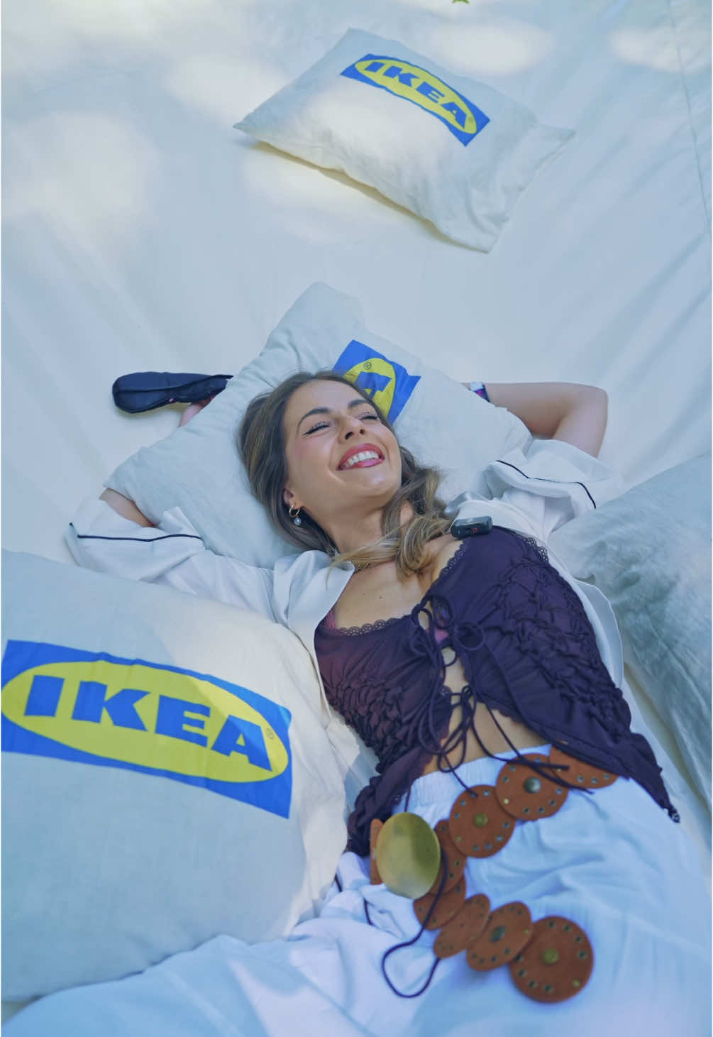 Trei zile de festival. Zeci de melodii. Mii de pași de dans…💃🏼🎶🎸 Energia? A venit din somnul bun pe cea mai mare pernă @IKEA România ever!😴🛌 În mijlocul distracției, am găsit un colț perfect pentru relaxare, plus liniștea de care aveam nevoie și... multă energie pentru următoarea melodie ⚡️🔋🤸🏼‍♀️ #IKEARomania #CompleteSleep #IKEA #IKEATimisoara // ad  Video: Marian Bobica 🎥 @Flight Festival   #FlightFestival #TM2025 #Flight25 #FF25Timisoara   #Timisoara #FF25 