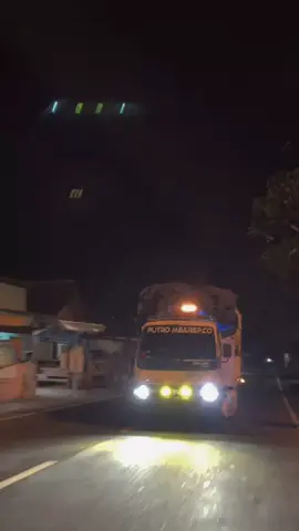 Malam memang tenang, tapi tidak dengan pikiran🍃#trukherex #elfkonten #pejuangrupiah #drivermudapunyacerita #fyp #sadboys 