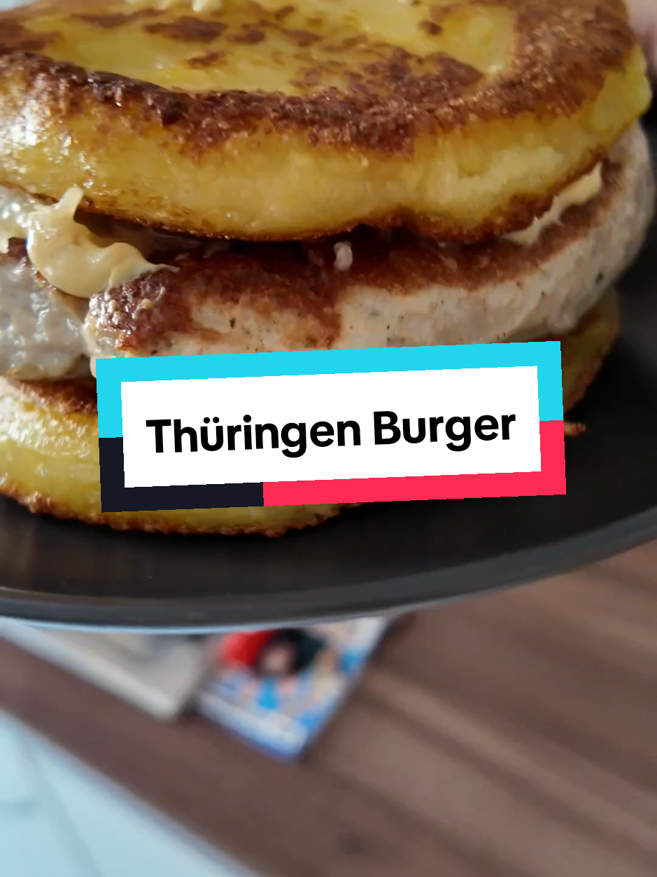 ANZEIGE. Emmi's Kloßteig, Bratwurst, Senf, Kraut. Mehr braucht's nich für ’n Burger, der nach Sonntag schmeckt und trotzdem schneller fertig is als du „Schlachterkraut“ sagen kannst. Kloßtei zwar aus’m Beutel aber mit Geschmack wie bei Oma. #KloßBurger #Emmis #BornSenf #dremkuskocht #OssiFusion