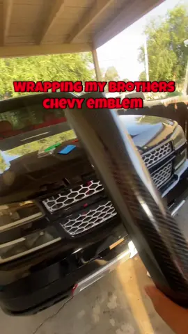 it’s harder then it looks but came out good 😅😍 #carbonfiber #fyp #trucksoftiktok #girlswithtrucks #foryoupage #tiktokshop #wrap #carbonfiberwrap 