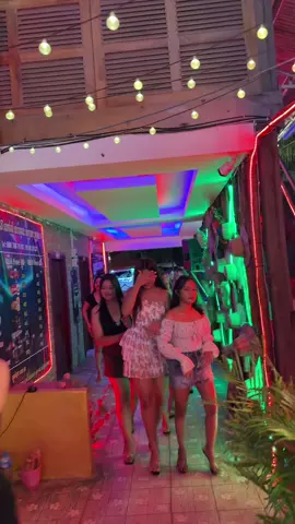 វេតធីង​ហៅ​ស៍​ខារ៉ាអូខេ​ ក្រុង​កំពត​  កក់​បន្ទប់​0967887892 