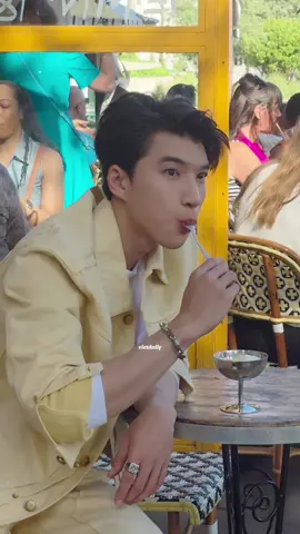 Hieuthuhai ăn kem, dạo chơi ở trời Tây với set đồ h.iệu trăm triệu! #HIEUTHUHAI #LV #LouisVuitton #LVMenSS26 #HIEUTHUHAIxLVMenSS26 #VietDaily #VietDailyLife #TheGioiGiaiTri #tiktokgiaitri 