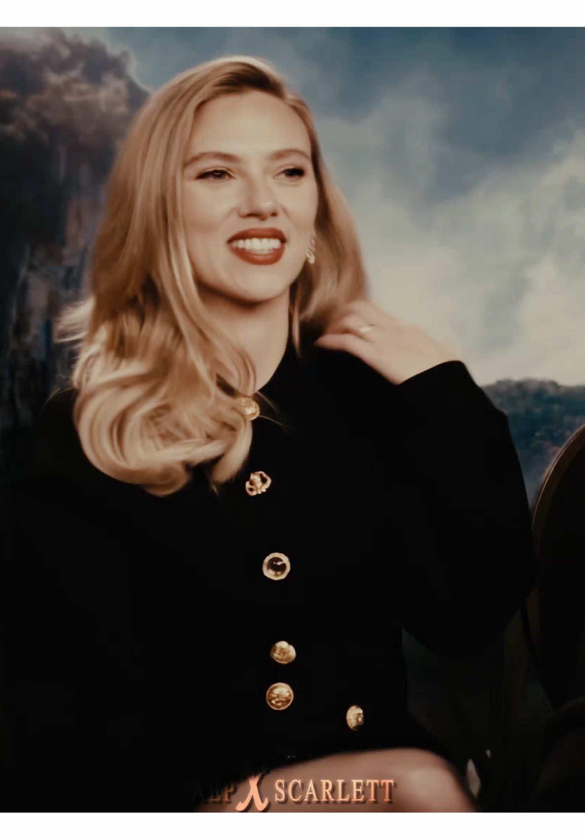 AT THE SAME DAMN TIMEEEEE #scarlettjohansson #jonathanbailey 
