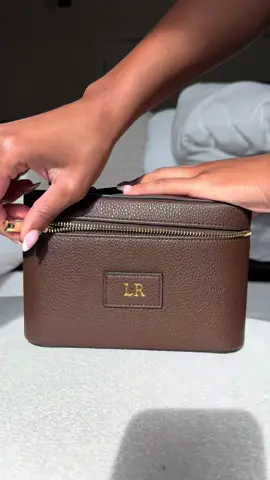 I found the perfect makeup bag 🤎 @ETOILE US  #laurendanielle #dallascontentcreator #dallasinfluencer #etoileminivanitycase