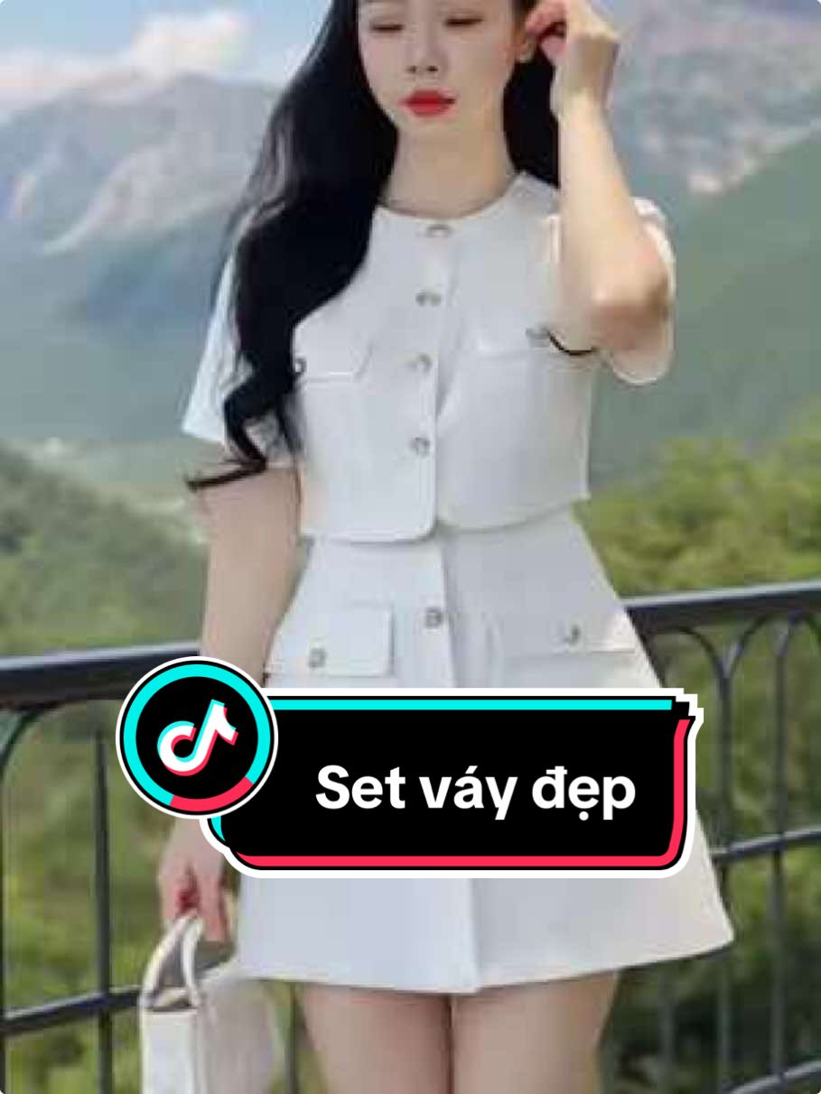 “Chị em đừng vội lướt qua – set đồ trắng xinh ngất ngây cả nhà!” 🎀 Set váy trắng hai tầng siêu sang – vừa nữ tính, vừa chuẩn style quý cô thanh lịch! Chất liệu mát mịn, đứng form, mix cùng túi xách và giày cao gót là 
