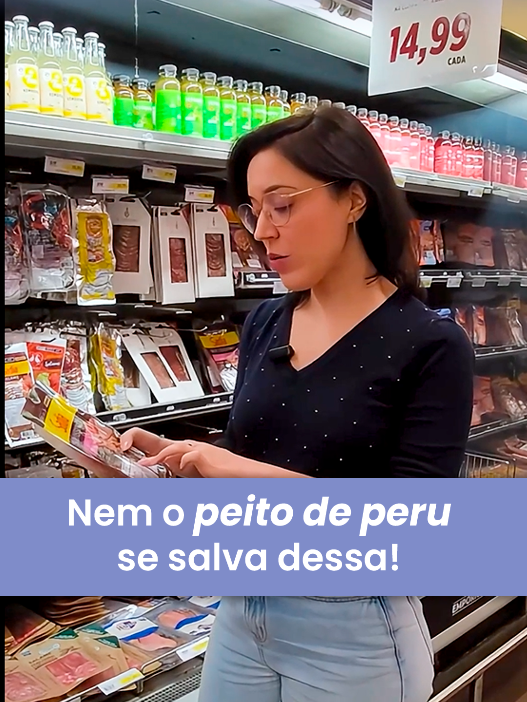 Você achava que pelo menos o peito de peru fosse inofensivo, né? Mas a verdade é que nenhum embutido escapa. Salsicha, presunto, peito de peru, salame... todos são carnes processadas, e estão classificados pela OMS como Grupo 1: comprovadamente cancerígenos para humanos. Isso quer dizer que há forte evidência científica ligando o consumo desses alimentos ao aumento do risco de câncer colorretal. A principal razão para o risco está nos nitritos e nitratos usados para conservar e colorir as carnes, além de outros agentes químicos formados durante o processamento, como as aminas heterocíclicas e os hidrocarbonetos aromáticos policíclicos (substâncias presentes em alimentos grelhados ou defumados). Apenas 50g por dia — o equivalente a 3 a 4 fatias finas de peito de peru ou 1 salsicha comum — já aumentam em 18% o risco de câncer de intestino, segundo a OMS. Cerca de 7 fatias de salame ou 3 fatias de presunto também equivalem a 50g de carne processada! Na infância, esse risco é ainda mais preocupante. O corpo da criança está em formação, e a exposição frequente a estes produtos pode impactar a saúde intestinal, a imunidade e o paladar, além de criar um padrão alimentar difícil de mudar no futuro. Troque os embutidos por opções mais saudáveis e práticas, como: ✔ Frango desfiado ou carne moída bem temperadinhos ✔ Ovo mexido ou cozido ✔ Pastinha de atum com ricota ou azeite ✔ Homus ou patês caseiros com leguminosas ✔ Queijos brancos ✔ Patê de tofu (para quem não consome carne) #AlimentaçãoSaudável #AlimentaçãoInfantil #NutriçãoConsciente #Maternidade #TrocasSaudáveis #DicasNutrição #SaúdeDasCrianças