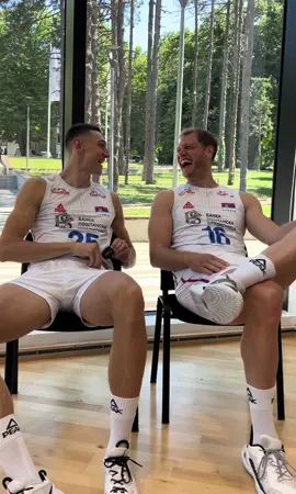 🎬 Hot Hand Challenge time! Stefan Kokeza i Dražen Luburić odmerili su snage u zabavnom izazovu kroz tri runde! 🏐🔥 Pravila su jednostavna: 15 sekundi, tema za nabrajanje, lopta ide iz ruke u ruku, a ko ponovi ili ostane s loptom kad vreme istekne – gubi rundu! ⏱️