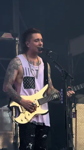 Synyster Gates got jokes 😂 Gotta love Avenged Sevenfold 😂 #Nobody 