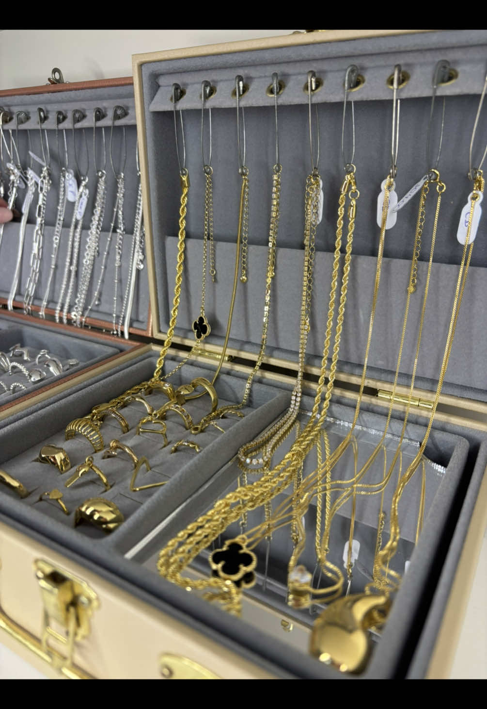 SEU PRÓPRIO NEGOCIO SEM INVESTIR NADA!😍❤️ Com a @caeca_semijoias você recebe uma maleta recheada de semijoias consignadas e só paga o que vender no final do mês!👏🏻 São peças de altíssima qualidade, banhadas a ouro, prata e grafite. Com comissão de até 40% em cada venda. É maravilhoso! Sem investimento e sem fidelidade, total liberdade pra você começar seu próprio negócio no seu ritmo! Chegam novidades toda semana, com reposição garantida para você nunca perder uma venda.✨ Quer começar agora? Acesse o link na bio do @caeca_semijoias e entre em contato conosco! Sem riscos, só lucro! Curtiu?  Envia pra alguém que precisa dessa oportunidade👇🏻 #semijoias #beleza #caeca_senijoias 