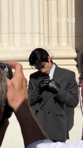 L’acteur chinois #zhangkangle arrive au défilé @SAINTLAURENT à la #parisfashionweek  #BazaarFrance #PFW #TikTokFashion 