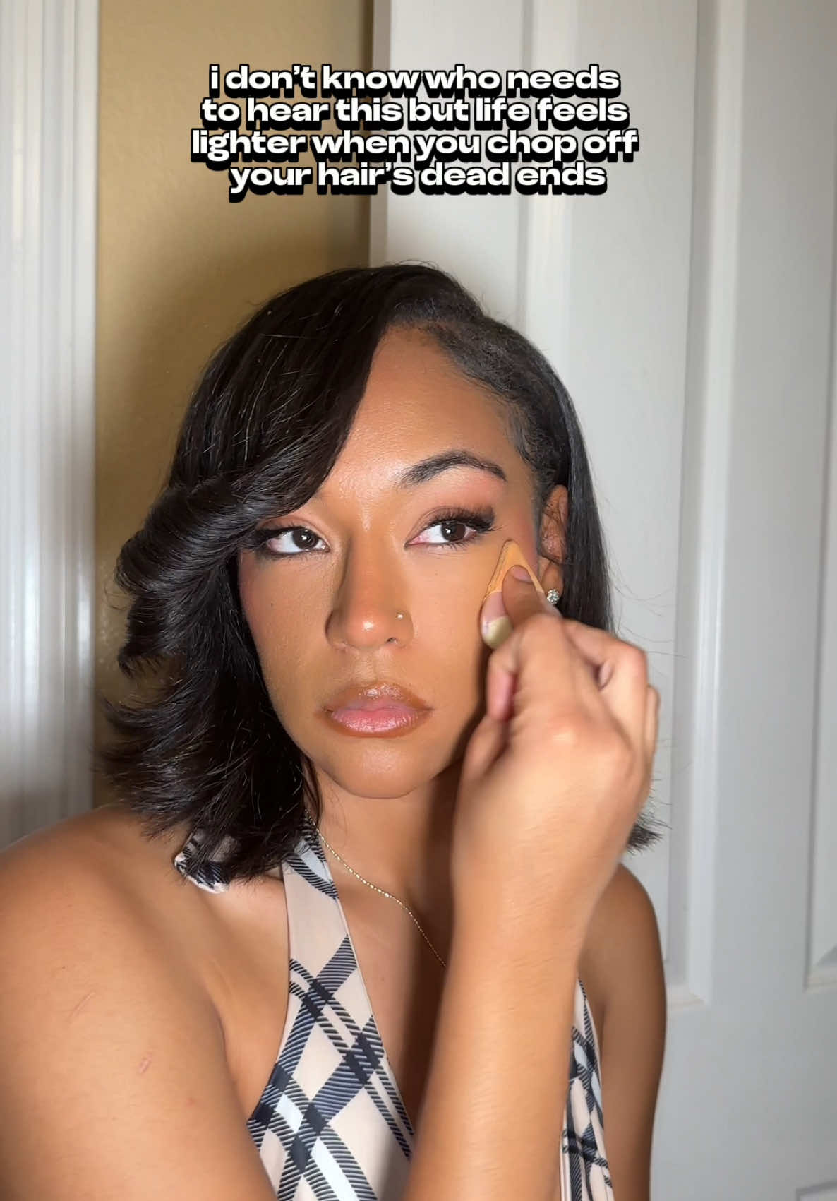 cut those split ends, rock the bob, then put it in some braids for the summer, sisterrrr 😜 i cut my hair because i was so tired of the “the longer, the better” black girl propaganda when my hair was obviously not healthy. i literally felt a weight lifted off of my shoulders after this cut 🥲 and you won’t believe this next part…it’s already growing back 😱😱😱😩😩 2 inches in 2 months. shocking. i know. 🙄 wearing the cute & classy ‘rosie’ magnetic lashes from @lobolashes 🖤 woman’s cut & protein treatment from my gurl @luxxlaiid_ 💕 #lvloboo #lobolashes #striplashes #magneticeyelashes #magneticlasheswithouteyeliner #haircut #womanshaircut 