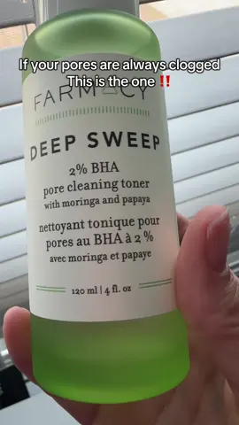 Everyone’s talking about this 2% BHA toner and now I know why. It clears pours, smooth skin, and it’s gentle enough to use daily. Available in three sizes #SkinCare #SkinCareFinds #Farmacy #BHAToner 