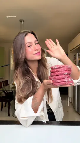 Para facilitar no dia a dia, deixo congelado porções de hambúrgueres (110g) para fazer um jantar gostoso e saudável 🍔🤍 Ingredientes para o hambúrguer: - pão de hambúrguer - 50g; - 110g patinho moído; - Sal e pimenta do reino para temperar; - 1 fatia de queijo - 10g; - Alface 🥬 tomate 🍅 picles 🥒  - ketchup, mostarda, creme de ricota - opcional como molho; Modo de preparo: 1. Deixe o seu hambúrguer descongelando e depois grelhe na frigideira; 2. Tempere com sal e pimenta, finalize com queijo e em seguida doure o pão; 3. Monte o seu sanduíche e está pronto! Obs: ficaria ainda mais nutritivo se vc servir o hambúrguer com uma saladona de acompanhamento ;) Informações nutricionais: 328kcal 12,2g gord. 21,3g carb. 33,6g ptn. #receitafacil #receitafit  