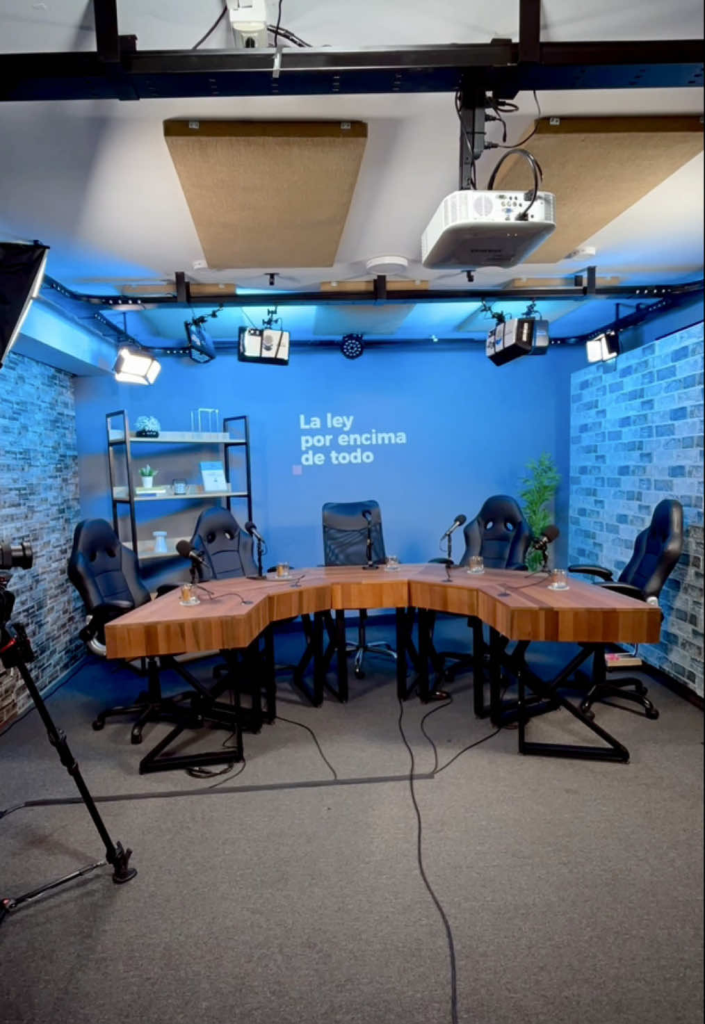 Así fue montar una escenografía para cinco personas en nuestro estudio de podcast 📸🎙️ Si tú también quieres grabar tu podcast, visita nuestra página web e2peru.com 📸✨  #audiovisual #fyp #fouryourpage #podcasts #escenografia #streaming #cast #podcasting #fouryou #streamer 