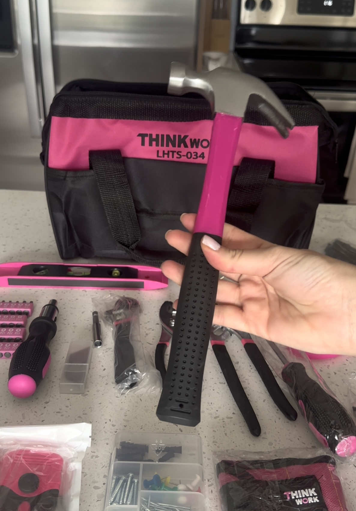 Amo 😭🫶🏻🩷 ! Quiero decirle a mi niña interior que no serán en vano todos los capítulos que vio de Bob el constructor 👩🏻‍🔧👷🏻‍♀️🛠️🔩🧰.   Por cierto, me encantó el imán que se pone en la muñeca para los clavos y eso 🔩10/10✨✨✨ #herramientas #productsmusthaves #musthaves #tools #toolset #toolsbox #fy #fyp #homemusthaves #homegadgets #Home #hometips 