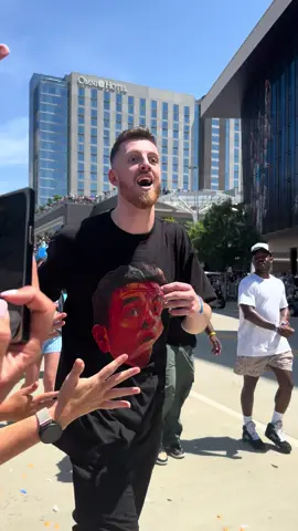 Hartenstein making this kid’s day! 🥹😭 #OKC #thunder #ttfu #basketball #champion #hartenstein #parade #okcthunder #NBA