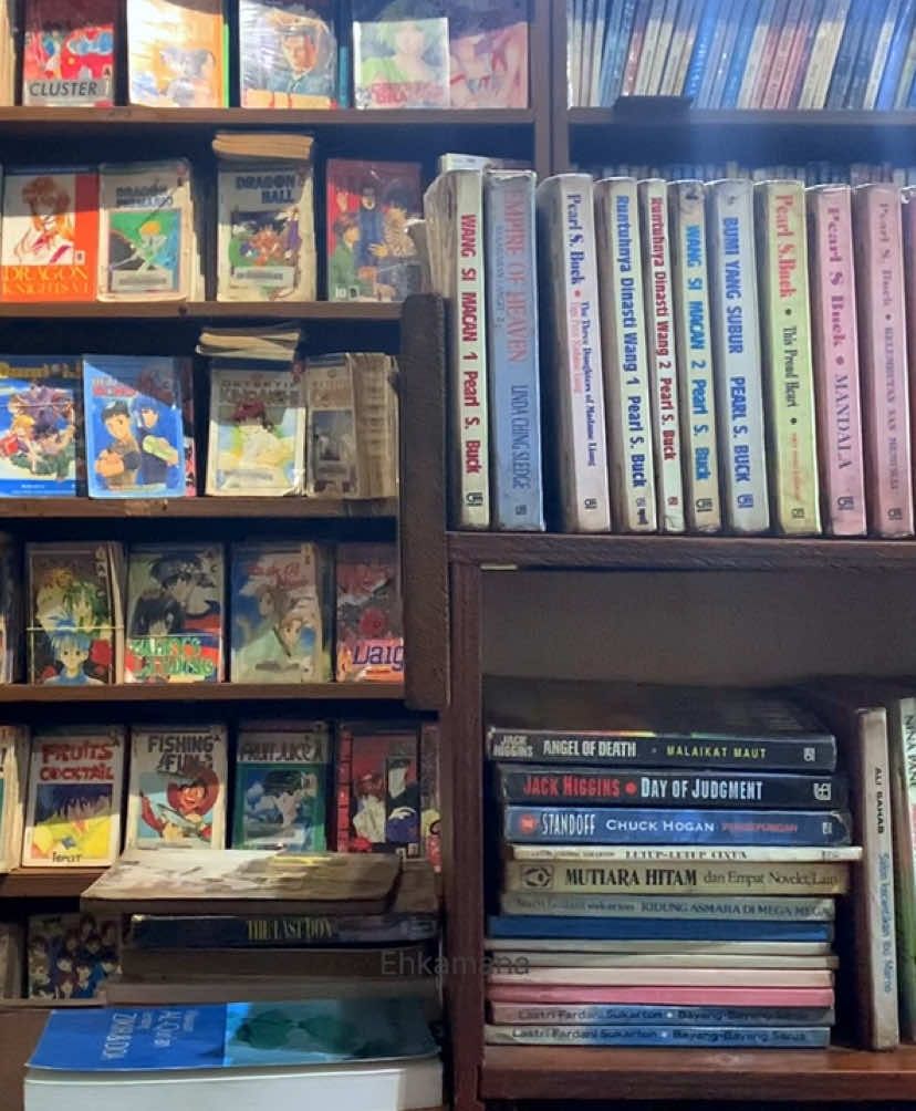 Tempat me time nyaman sambil baca buku di daerah Cihapit 📍Taman Bacaan Hendra Jl. Sabang No.28, Cihapit, Kec. Bandung Wetan, Kota Bandung 🕰️ 11.00-19.30 💰sewa buku start 5rb #tamanbacaanhendra #perpustakaan #librarycafebandung #tempatbacabandung #explorebandung 
