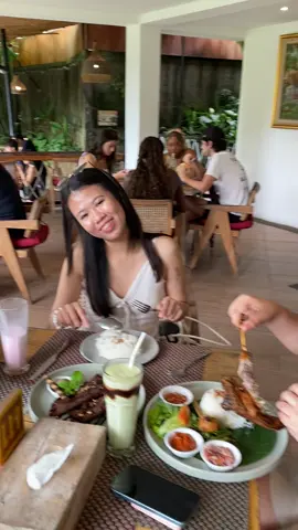 It’s a beautiful day. Whatever makes you happy, do it as long as positive lol. This life it’s to short 😊🍻🍻 #PhilippinesInBali #LunchWithAView #RiceTerraceVibes #EnjoyLifeMoments #LifeIsTooShort #BaliExperience #BaliRiceTerrace #BalineseLunchView #BalijourExperience #BaliWithPhilippineGuests #TravelAndEnjoy #TropicalLunch #PhilippineTravelers #BaliVacationVibes #ExploreBaliWithBalijour 