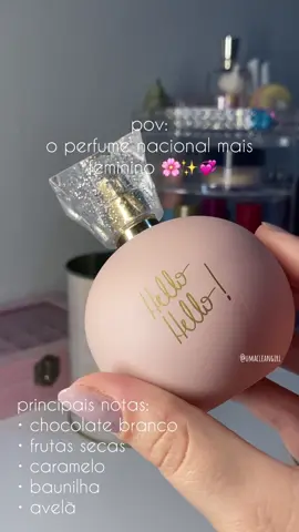 Ele estava na minha wishlist há meses e tô simplesmente viciada nele! 💞 principais notas: • chocolate branco • frutas secas • caramelo  • baunilha • avelã  #hellohello #nahcardoso #ciclocosmeticos #perfumenacional #baunilha #chocolatebranco 