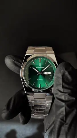 💚 Poedagar 930 — elegancia clásica con un dial verde que impone. Diseño atemporal, estilo que destaca. 🚚 Envíos a todo Ecuador 🇪🇨 #aurem #relojes #poedagar #elegancia #estilo #menstyle #ecuador 