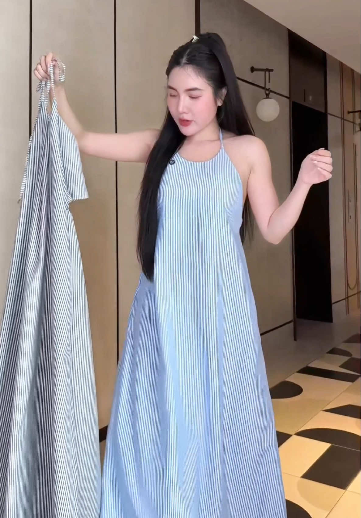 Váy yếm kẻ maxi đi biển #hachuotbach #quanaonu #thoitrangnu #vayyemkesocholung #vaymaxidibien #vayyemdangdaiholung 