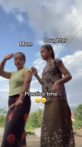 Aajata dance sikauda sikaudai nani roerai xodi😢😢😭😭🫣🫣#momdaughter #surkhitamusura🇳🇵 @Chija🌷 