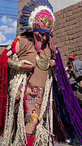 ✨ En la época de los Incas, los quipus eran mucho más que simples cuerdas: ¡eran un lenguaje de sabiduría ancestral! 🧵📿 Un sistema de registro basado en nudos y colores que transmitía información contable, histórica y espiritual. La palabra “quipu” viene del quechua y significa “nudo”, pero para los Incas, cada nudo guardaba el alma de su civilización. ¡Un legado que sigue hablándonos desde el pasado! 🌄💛 📽️ Mira el video y conéctate con nuestra historia milenaria. 👉 Si te gustó, comenta y comparte para más videos sobre nuestra herencia inca. #Quipu #SabiduríaInca #CulturaAncestral #Incas #HistoriaViva #PatrimonioAndino #OrgulloInca #HerenciaAncestral #PueblosOriginarios #CuscoMágico #CivilizaciónInca #QuechuaVive #AndesEternos