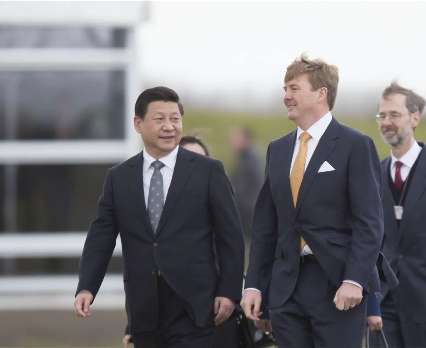 他只是站在那里就已经光芒万丈了，又高又帅，身姿挺拔，跟任何一个外国领导人站一起都毫不逊色。#习近平 #xijinping 