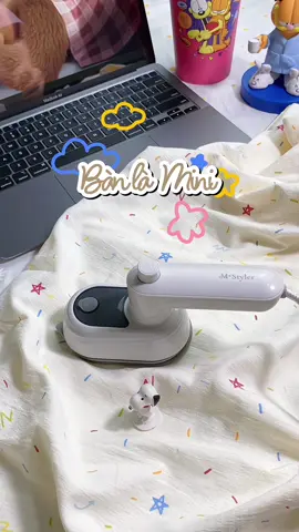Bàn ủi mini xinh iu, nhỏ gọn mang đi khắp nơi. Mùa du lịch mí bà sắm 1 em đi tiện lắm á 🤍✨🧏🏻‍♀️ #banui #banla #mstyler #banlamini #banlamstyler #banuicamtay #mandukorea #banuidulich #mimibe #review 