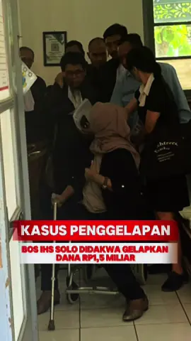 SOLO, PeristiwaSolo.com – Direktur International Hotel Management School (IHS), Atik Wijayanti (56), menjalani persidangan di Pengadilan Negeri (PN) Solo atas dugaan penggelapan dana talangan sebesar Rp1,5 miliar milik rekan bisnisnya, Aryo Hidayat Adiseno, Owner PT SHA SOLO. Dalam sidang dakwaan, Jaksa Penuntut Umum (JPU) Rahayu Nur Raharsi SH MH menyebut Atik secara sengaja dan melawan hukum telah menguasai dana milik Aryo dengan dalih pembiayaan proyek pemeliharaan jalur pedestrian di Kota Solo. Kasus bermula pada 26 Maret 2024, saat Atik menghubungi Aryo dan menyampaikan kebutuhan dana talangan. Karena sudah memiliki hubungan kerja sama yang baik, Aryo kemudian mentransfer Rp1,5 miliar ke rekening pribadi Atik. Dari dana tersebut, Atik langsung membayar biaya atensi sebesar Rp270 juta dan biaya administrasi Rp3 juta. Namun, saat jatuh tempo pengembalian pada 26 Juni 2024, cek pembayaran yang diserahkan tidak dapat dicairkan oleh pihak Bank karena saldo tidak mencukupi. Upaya pencairan kembali dilakukan selama tiga hari berturut-turut (26–28 Juni), tetapi tetap gagal. Dalam sidang eksepsi, Rabu (19/6), Atik hadir dengan mengenakan setelan hitam dan kerudung cokelat, didampingi tim kuasa hukum. Koordinator tim kuasa hukum, Andi Setiawan, menyampaikan bahwa dana tersebut sejatinya untuk operasional kampus IHS, bukan untuk proyek pedestrian seperti yang tertera dalam kesepakatan. “Klien kami tidak pernah menjadi kontraktor. Selama 25 tahun beliau fokus di dunia pendidikan sebagai pemilik kampus IHS,” tegas Andi dalam pembacaan eksepsi. Sidang berikutnya dijadwalkan pada Rabu, 25 Juni 2025 dengan agenda tanggapan JPU atas eksepsi terdakwa. Ketua Majelis Hakim, Asmudi SH MH, menyatakan bahwa sidang akan dilanjutkan sesuai agenda. Jangan lupa kunjungi portal berita dan informasi PERISTIWASOLO.COM #peristiwasolo #beritaviral #solo #viral #informasi #beritasurakarta #surakarta #ihs #sha #solo24jam #fyp #polri #infosolo 