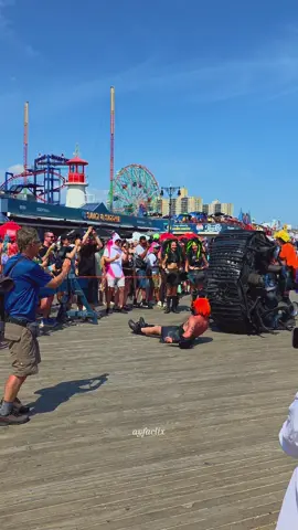 These costumes were epic, but I have no idea what the theme or characters were 😅 Help me out in the comments! 👇🧜‍♀️ #mermaidparade #coneyisland  #nycevents #festival #epic #whoarethey #helpmeout #nycsummer #happysummer @timeoutnewyork @Secret NYC 